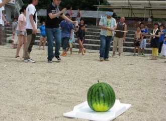 写真:スイカ割り
