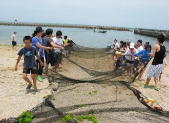 写真:社員みんなで地引き網