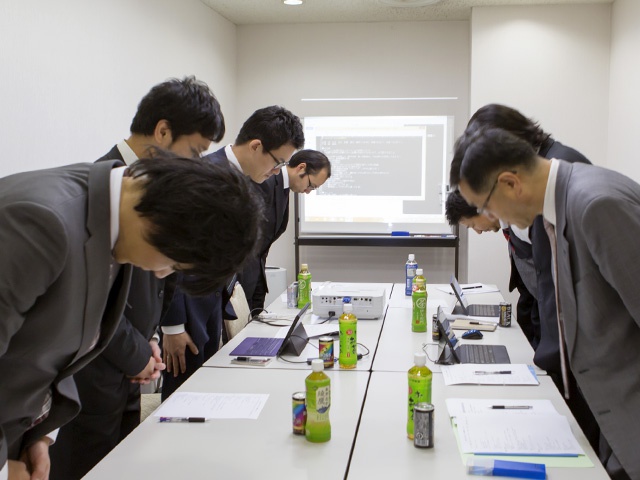 会議前の挨拶風景